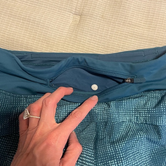 Lululemon speed up short size 4, low rise, 2.5 inch inseam - Picture 4 of 6